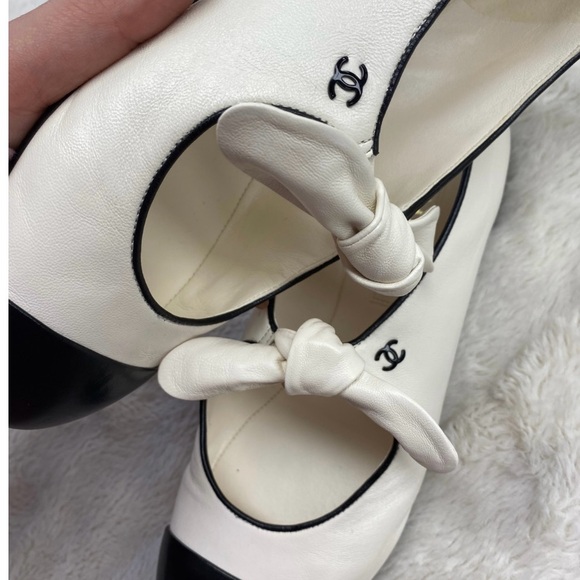 CHANEL Cream and Black Women's Flats - Picture 4 of 7
